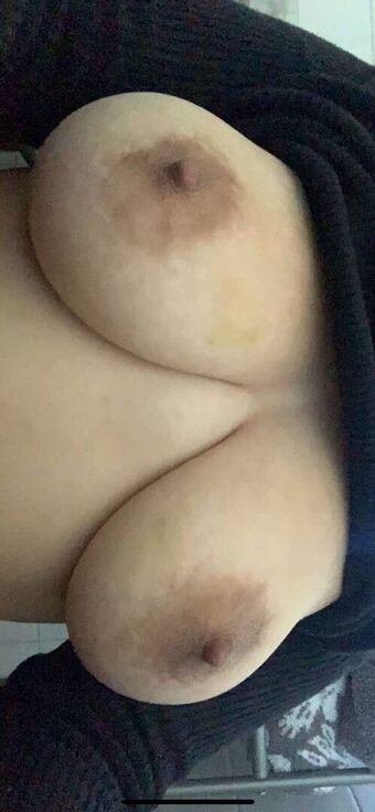 Emptycupcakee Голі Зливи OnlyFans Фото 1