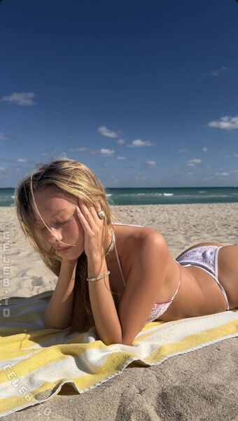 Ester Expósito Голі Зливи OnlyFans Фото 85