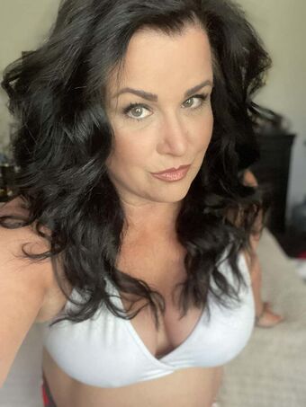 EV Parrish Голі Зливи OnlyFans Фото 18