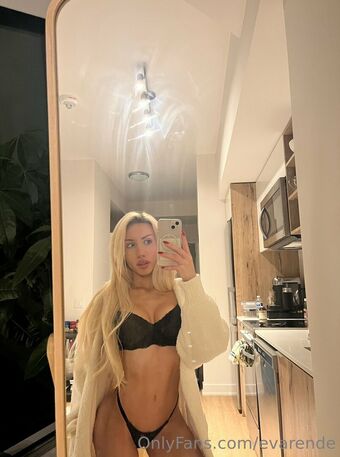 Eva Rende Голі Зливи OnlyFans Фото 16