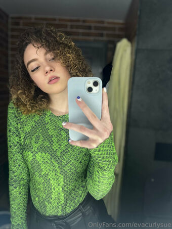 evacurlysue Голі Зливи OnlyFans Фото 4