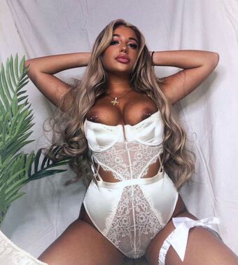 Eve Ruby Smith Голі Зливи OnlyFans Фото 4