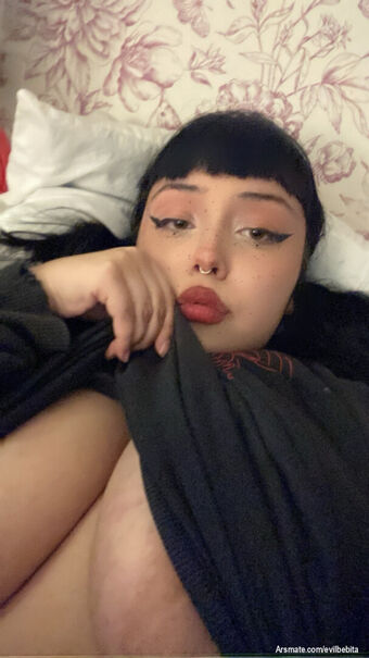 Evilbebita Голі Зливи OnlyFans Фото 1