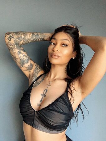 Evoni Голі Зливи OnlyFans Фото 2