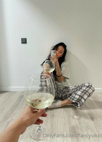 FancyVikki Голі Зливи OnlyFans Фото 15