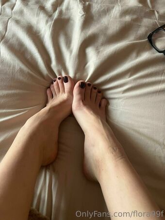 flora99f Голі Зливи OnlyFans Фото 24