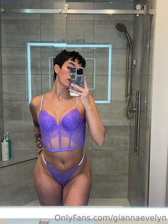 Gianna Evelyn Голі Зливи OnlyFans Фото 43