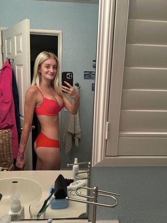 Hailey Sinclair Голі Зливи OnlyFans Фото 4