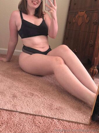 hazel.nuts Голі Зливи OnlyFans Фото 24