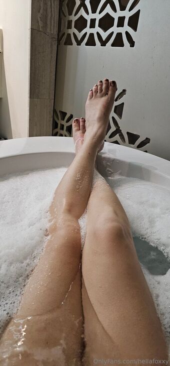 hellafoxxy Голі Зливи OnlyFans Фото 11