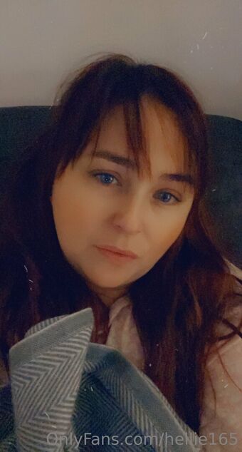 hellie165 Голі Зливи OnlyFans Фото 3