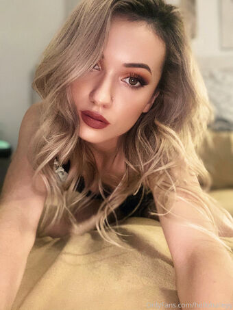 hellohaileyy Голі Зливи OnlyFans Фото 13