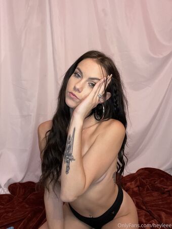 Heyleee Голі Зливи OnlyFans Фото 2