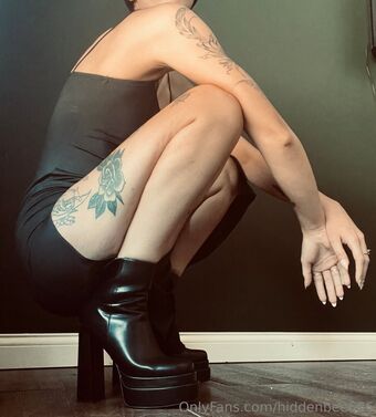 hiddenbee666 Голі Зливи OnlyFans Фото 1