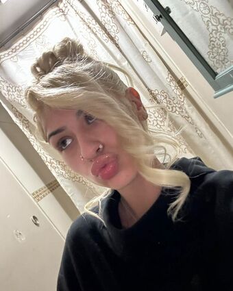 Hollynbanks Голі Зливи OnlyFans Фото 2