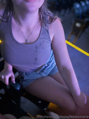hotwifealexmarie Голі Зливи OnlyFans Фото 7