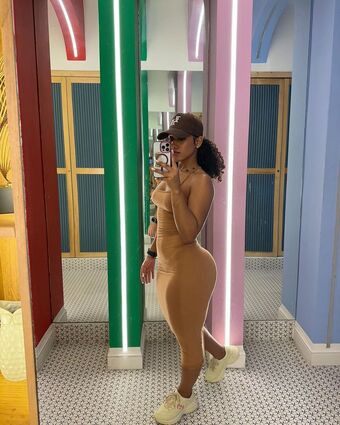 Isaury Calvo Голі Зливи OnlyFans Фото 9