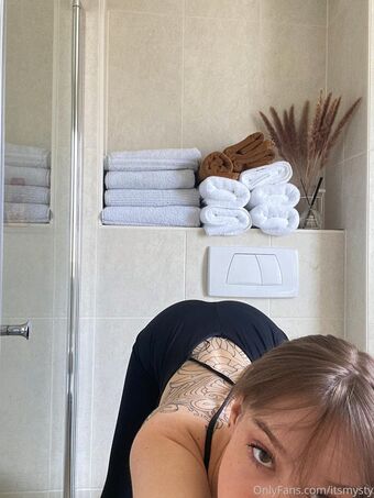 itsmysty Голі Зливи OnlyFans Фото 15