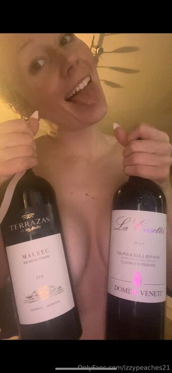 izzypeaches21 Голі Зливи OnlyFans Фото 31