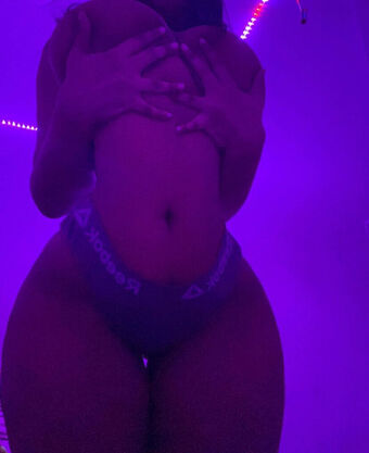 izzysyl Голі Зливи OnlyFans Фото 1