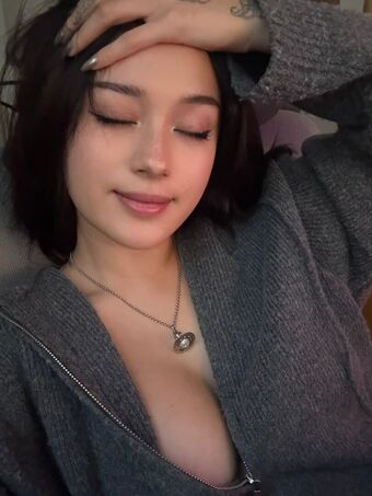 JadeyAnh Голі Зливи OnlyFans Фото 151