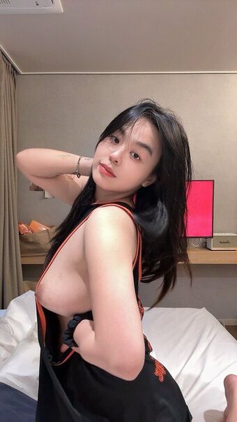 ju00810 Голі Зливи OnlyFans Фото 1