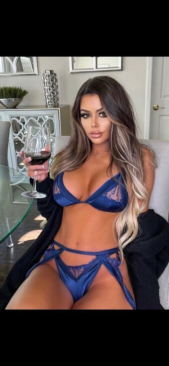 Juli.anneee Голі Зливи OnlyFans Фото 1