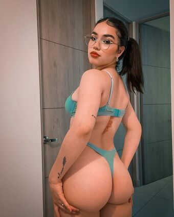 Kathea Голі Зливи OnlyFans Фото 1