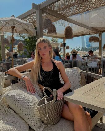 Keely Hodginkinson Голі Зливи OnlyFans Фото 3