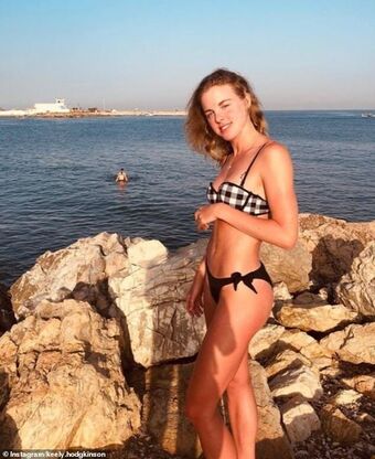 Keely Hodginkinson Голі Зливи OnlyFans Фото 7