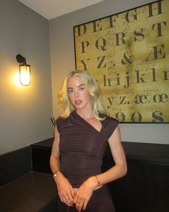 Keely Hodginkinson Голі Зливи OnlyFans Фото 14