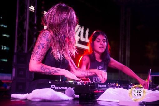 Krewella Голі Зливи OnlyFans Фото 23