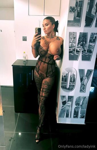 ladyink Голі Зливи OnlyFans Фото 9