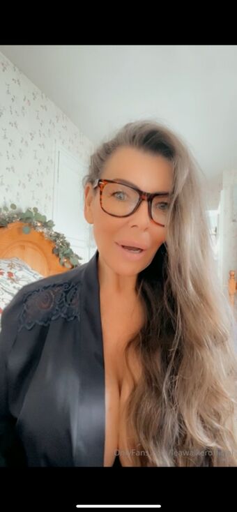 Lea Walker Голі Зливи OnlyFans Фото 7