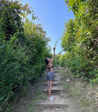 Leilani Azalea Голі Зливи OnlyFans Фото 33