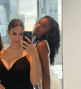 Leilani Azalea Голі Зливи OnlyFans Фото 38