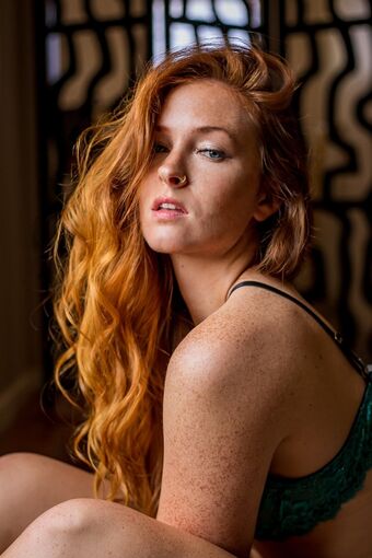 Leslie Голі Зливи OnlyFans Фото 5