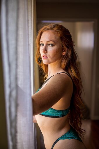 Leslie Голі Зливи OnlyFans Фото 6