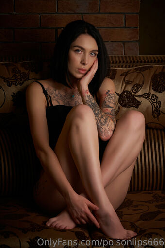 lethalrose666 Голі Зливи OnlyFans Фото 1