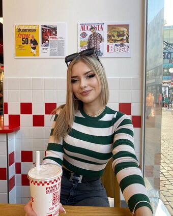 LetsNastja Голі Зливи OnlyFans Фото 17