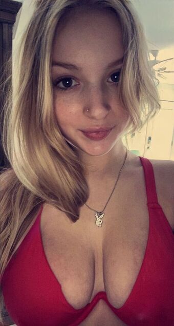 Lilli Applegate Голі Зливи OnlyFans Фото 9