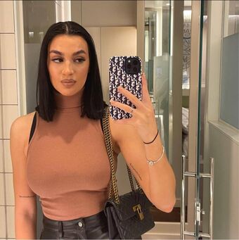 Lilly Walker Голі Зливи OnlyFans Фото 1