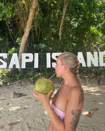Lilly Walker Голі Зливи OnlyFans Фото 12