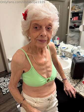 lindahope1939 Голі Зливи OnlyFans Фото 77