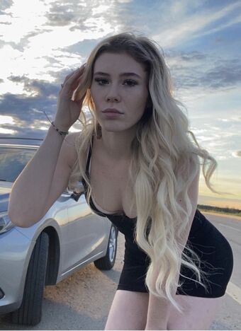 Loretta Голі Зливи OnlyFans Фото 19