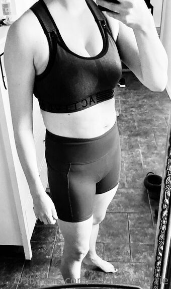 lovablevalkyrie Голі Зливи OnlyFans Фото 1