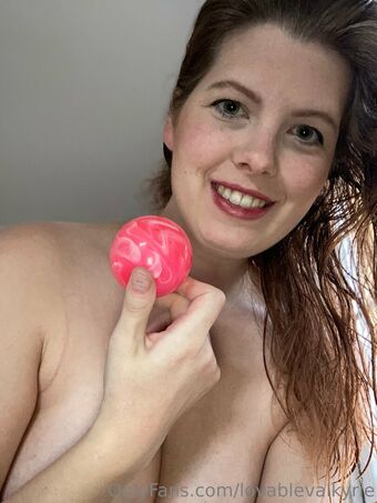 lovablevalkyrie Голі Зливи OnlyFans Фото 3