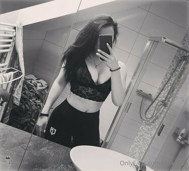 makynaa Голі Зливи OnlyFans Фото 1
