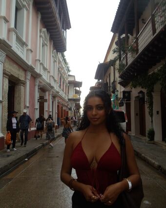 Mariahellie Голі Зливи OnlyFans Фото 37