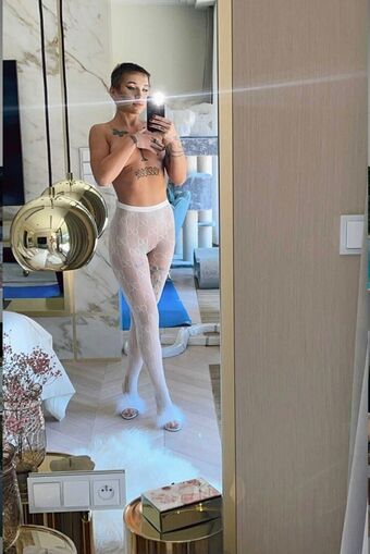 Marta Linkiewicz Голі Зливи OnlyFans Фото 1